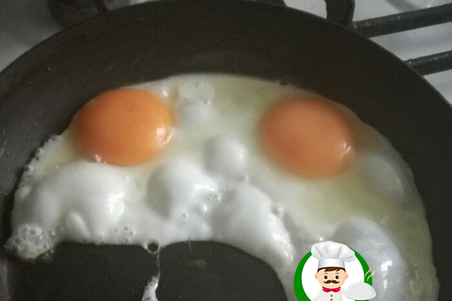 Жаренные яйца с сахаром